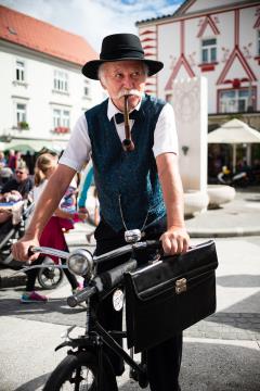 S soncem obsijan drugi festivalski dan 50. Dnevov narodnih noš in oblačilne dediščine v Kamniku (13)